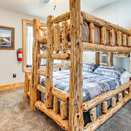 Massive Hatfield Loon Lodge With Roller Rink Exterior photo