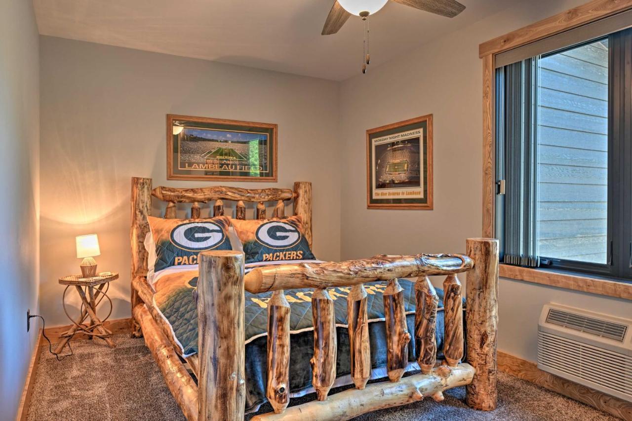 Massive Hatfield Loon Lodge With Roller Rink Exterior photo