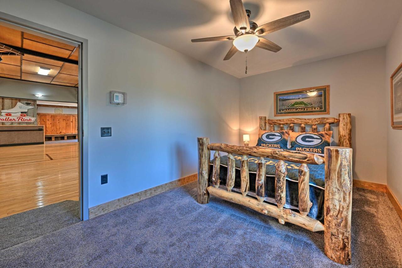 Massive Hatfield Loon Lodge With Roller Rink Exterior photo