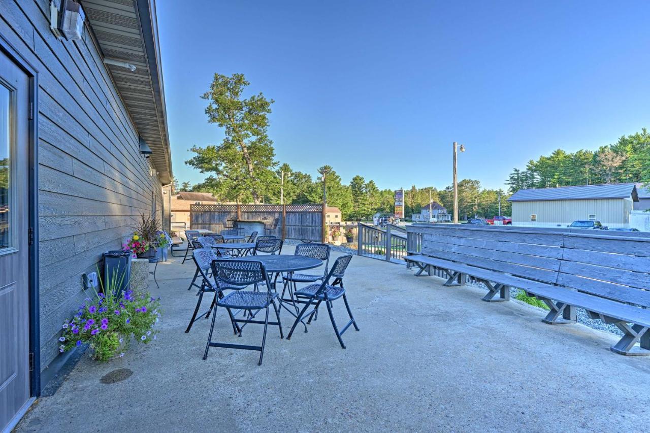 Massive Hatfield Loon Lodge With Roller Rink Exterior photo