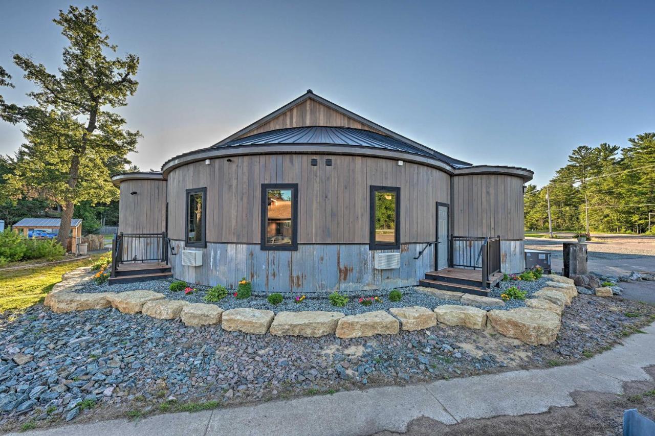 Massive Hatfield Loon Lodge With Roller Rink Exterior photo