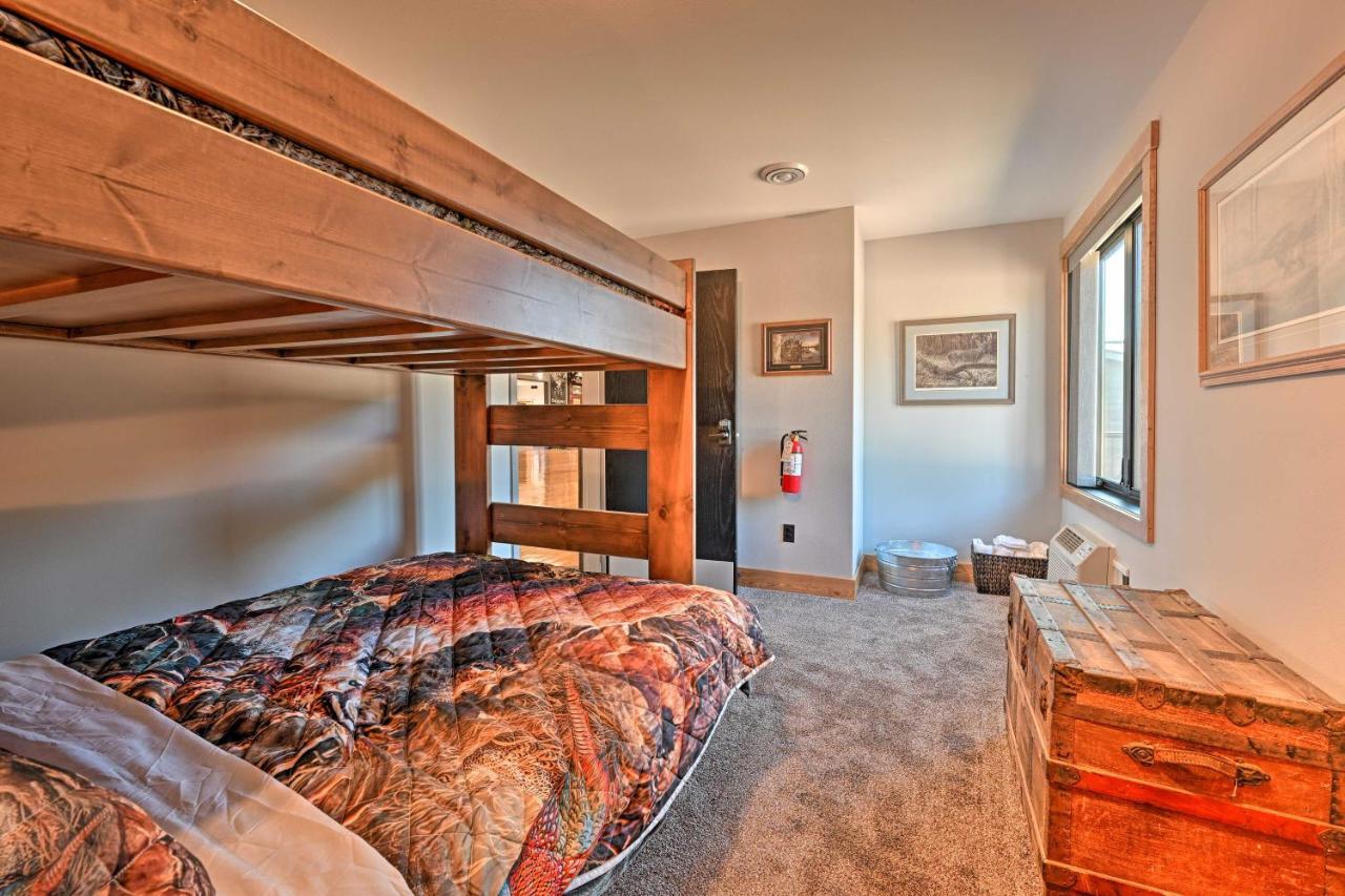 Massive Hatfield Loon Lodge With Roller Rink Exterior photo