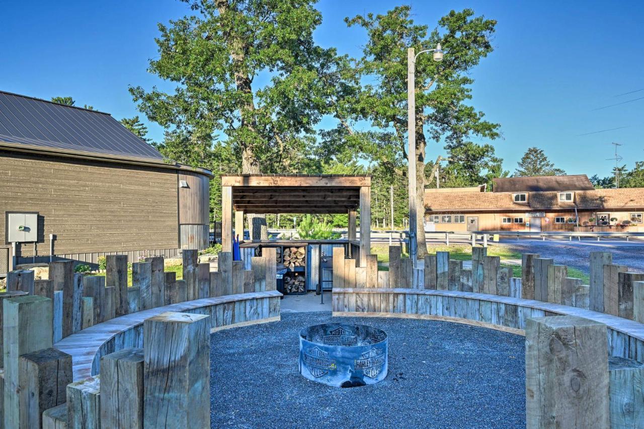 Massive Hatfield Loon Lodge With Roller Rink Exterior photo