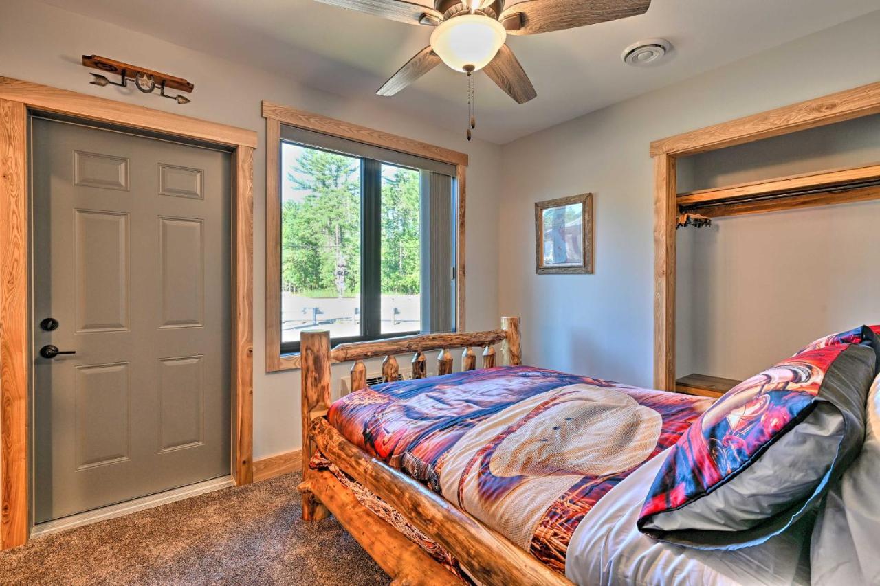 Massive Hatfield Loon Lodge With Roller Rink Exterior photo