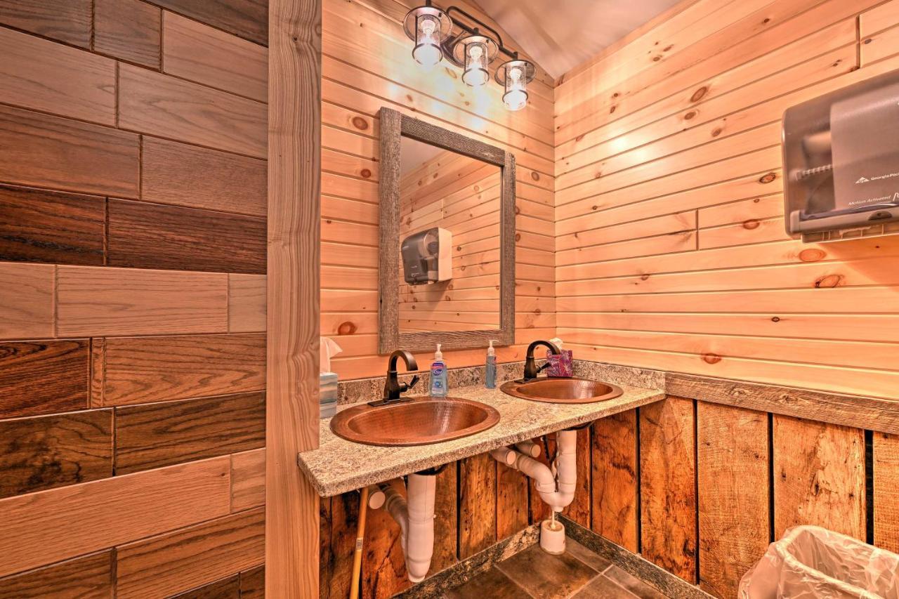 Massive Hatfield Loon Lodge With Roller Rink Exterior photo