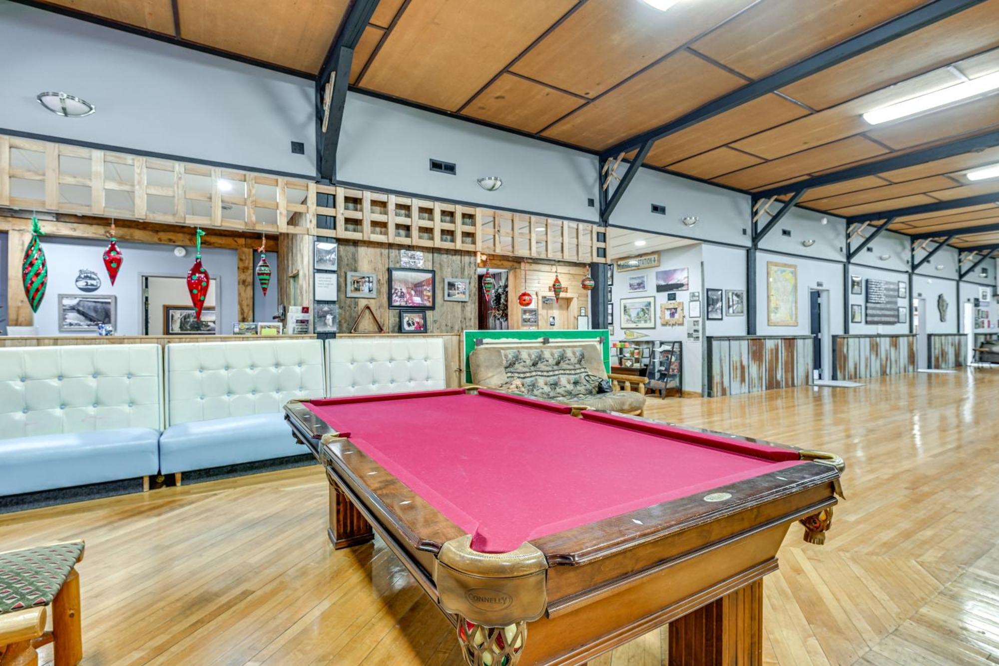 Massive Hatfield Loon Lodge With Roller Rink Exterior photo
